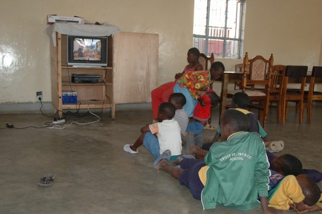 Televisie kijken is ook mogelijk, een utopie voor de kinderen.